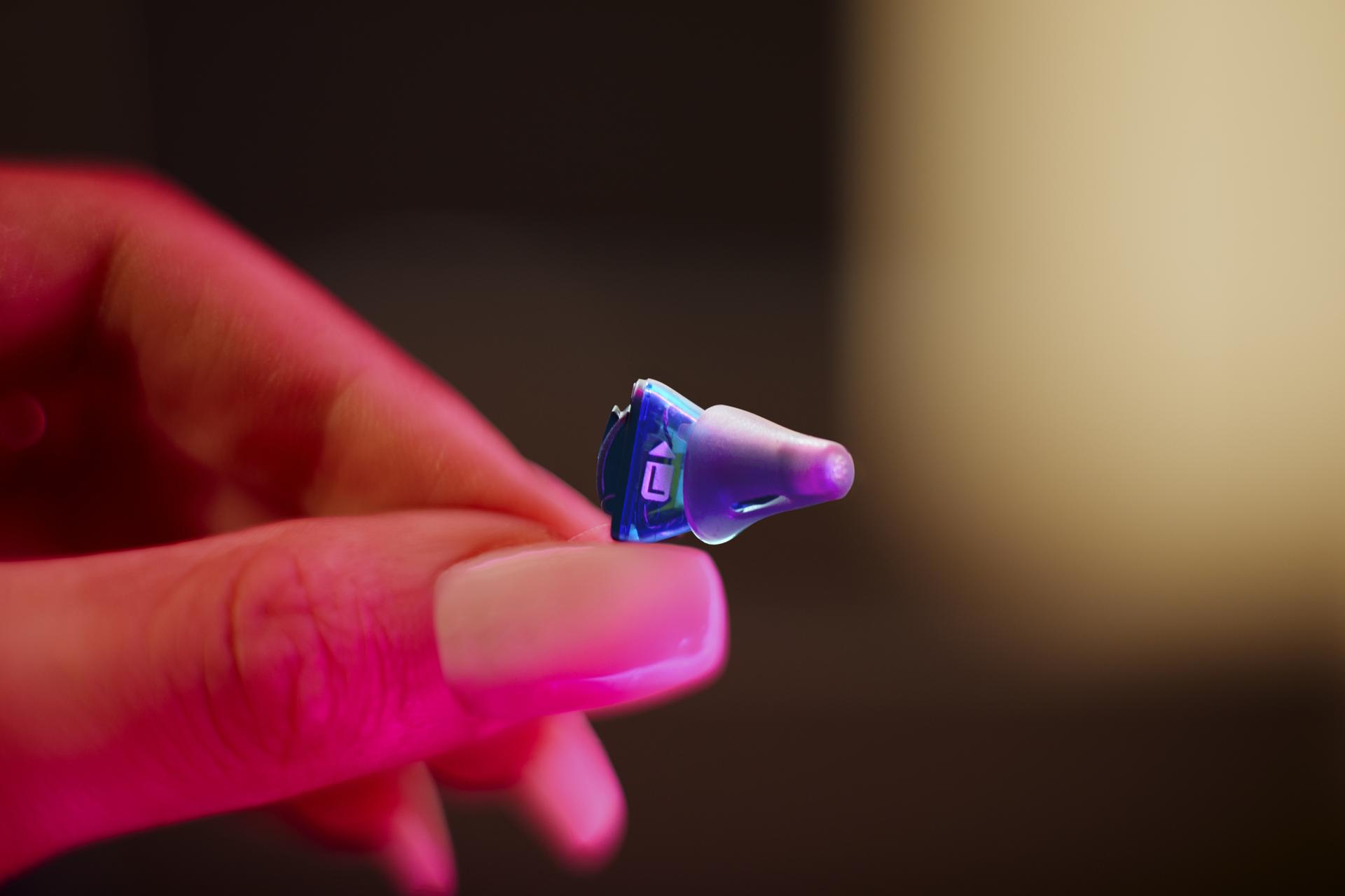 Signia2020 H1 SilkX at finger
