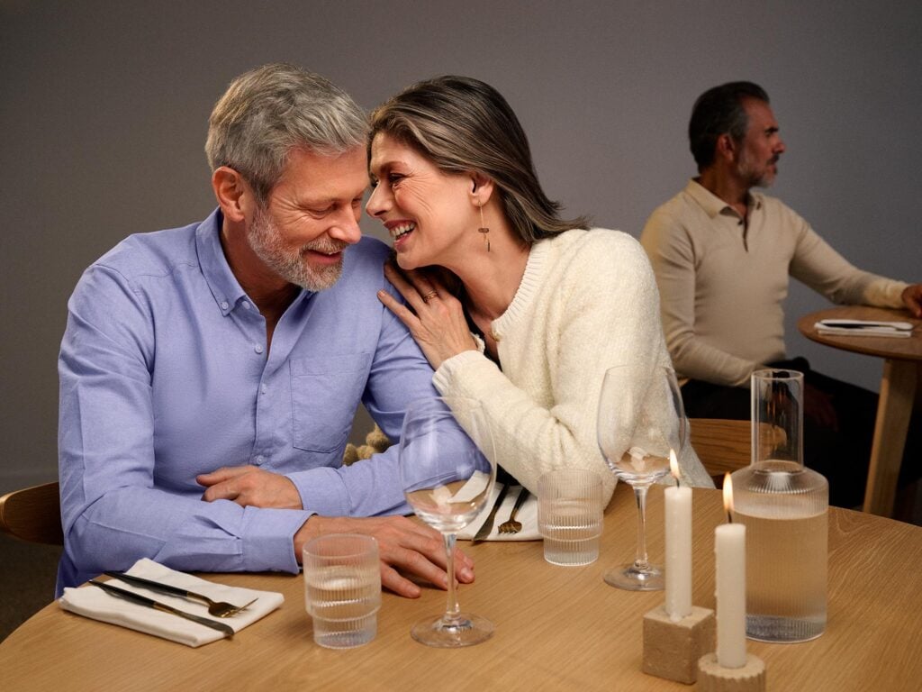 Moeite om anderen te verstaan in rumoerige restaurants? Leer hoe u uw gehoorapparaatinstellingen en zitplaats optimaliseert voor beter verstaan tijdens het eten.